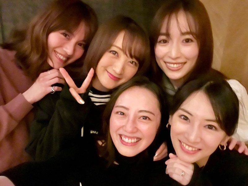 “戦士会”に集合した左から安座間美優、小松彩夏、沢井美優、泉里香、北川景子（小松彩夏オフィシャルブログより）