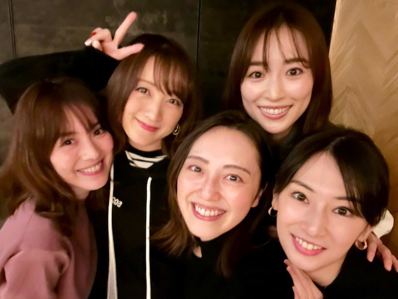 “戦士会”に集合した左から安座間美優、小松彩夏、沢井美優、泉里香、北川景子（小松彩夏オフィシャルブログより）