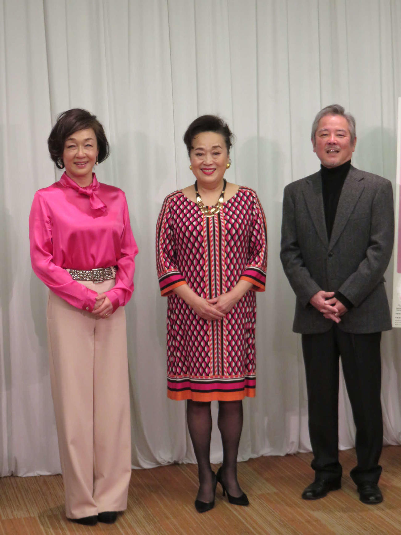 舞台「有頂天作家」の制作発表に出席した、左からキムラ緑子、渡辺えり、演出の斎藤雅文氏