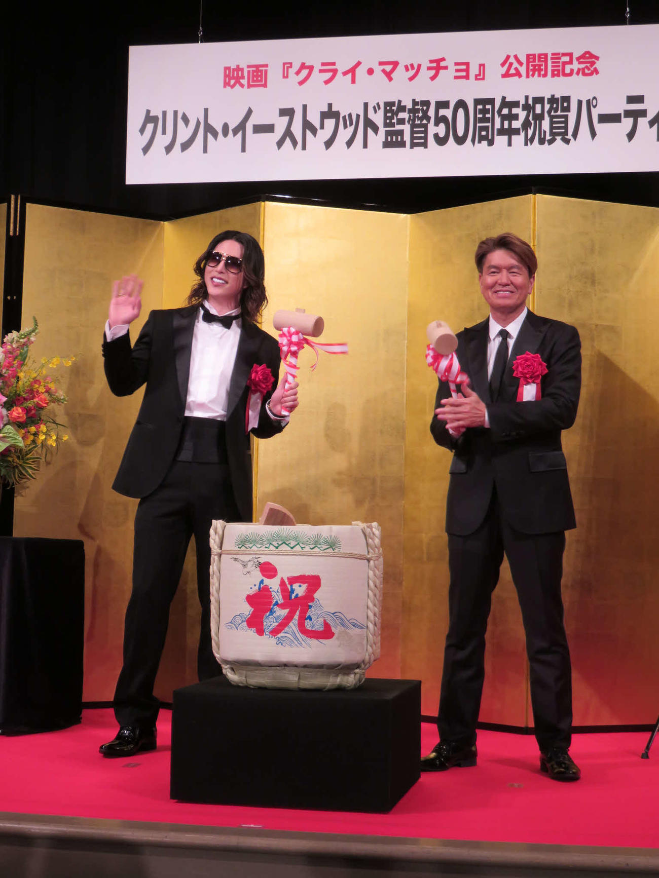 映画「クライ・マッチョ」のイベントに出席したROLAND（左）とヒロミ