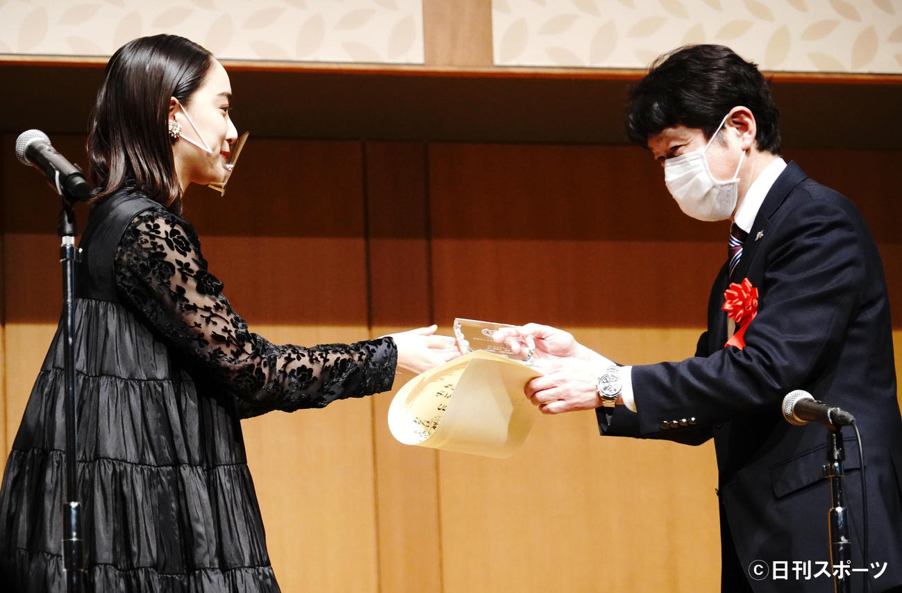 輝く！「日本バイクオブザイヤー2021」の表彰式にプレゼンターとして出席した吉田美佳子（左）（撮影・佐藤成）