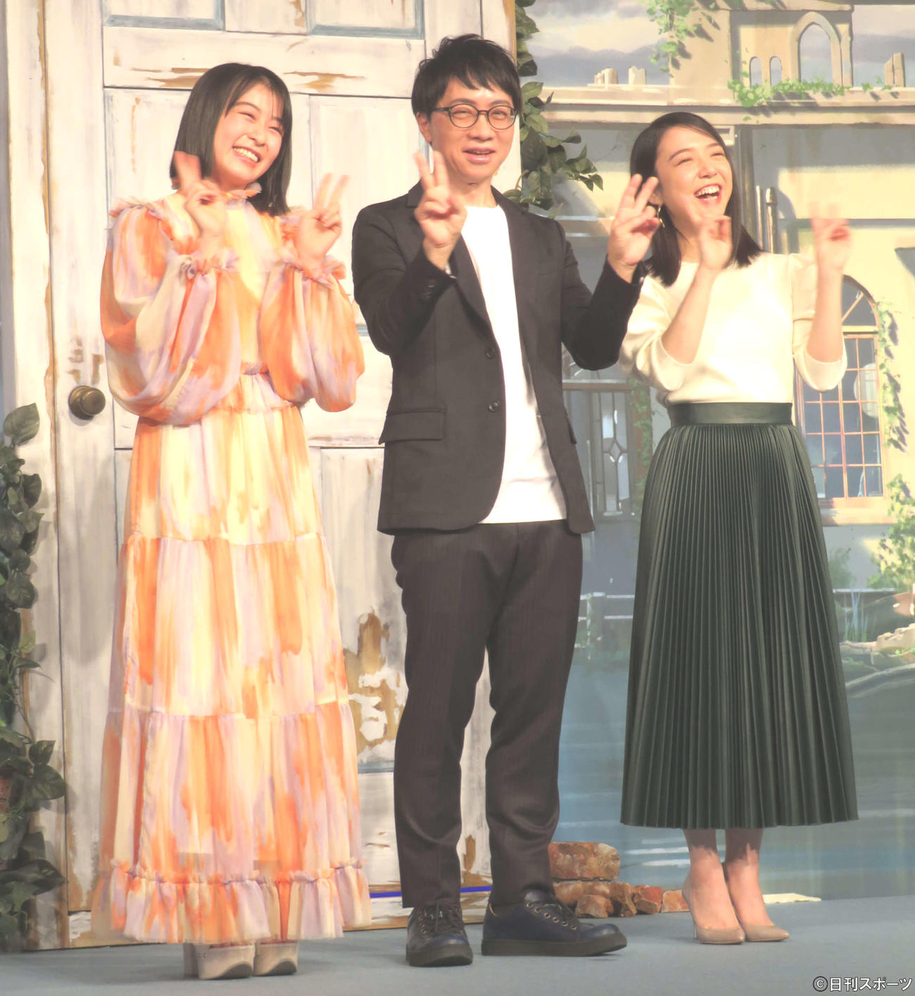 アニメ映画「すずめの戸締まり」製作発表会見に登壇した、左から森七菜、新海誠監督、上白石萌音（撮影・村上幸将）