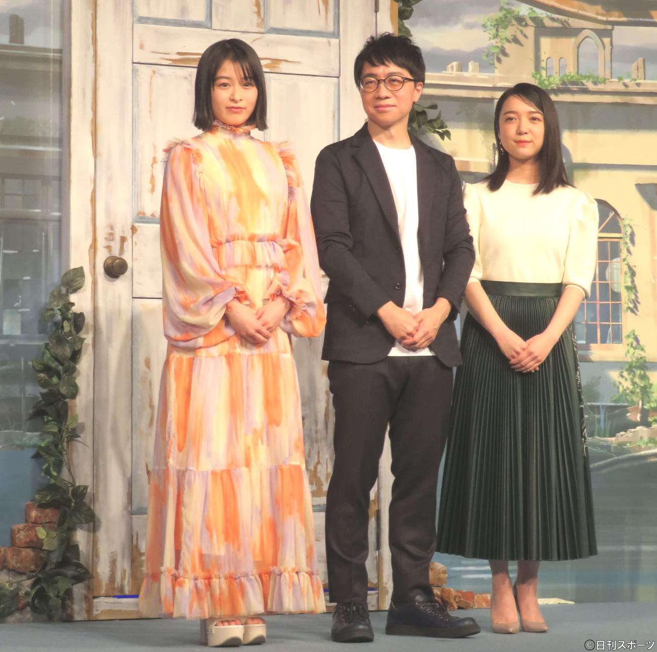 アニメ映画「すずめの戸締まり」製作発表会見に登壇した、左から森七菜、新海誠監督、上白石萌音（撮影・村上幸将）