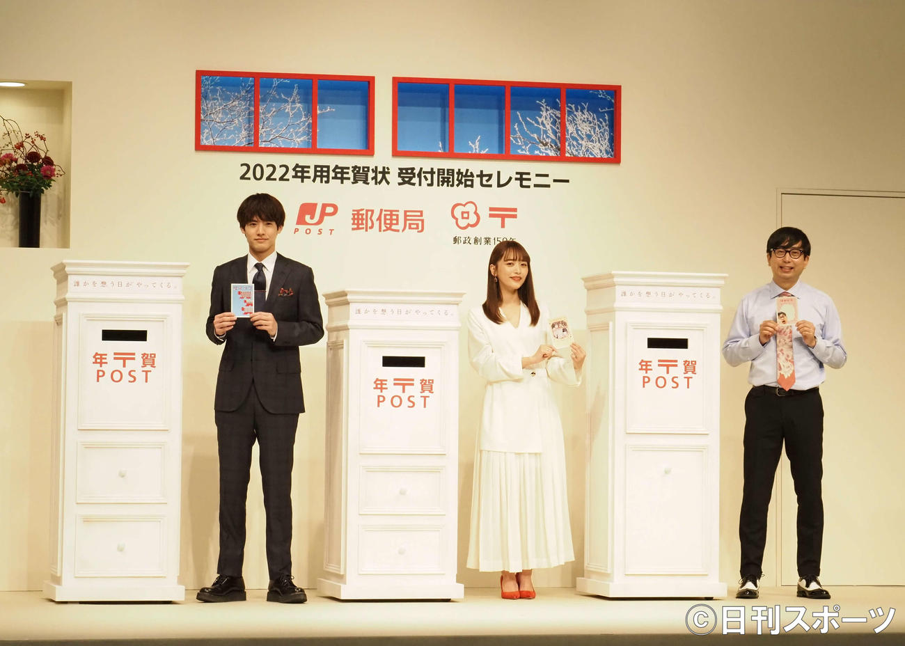 「2022年用年賀状　受付開始セレモニー」に出席した、左から赤楚衛二、近藤千尋、おいでやす小田（撮影・遠藤尚子）