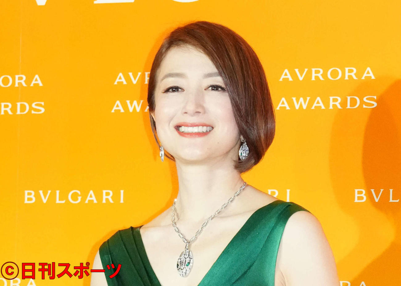 「BVLGARI AVRORA AWARDS 2021」ゴールデンカーペットセレモニーで写真に納まる受賞者の鈴木京香（撮影・江口和貴）