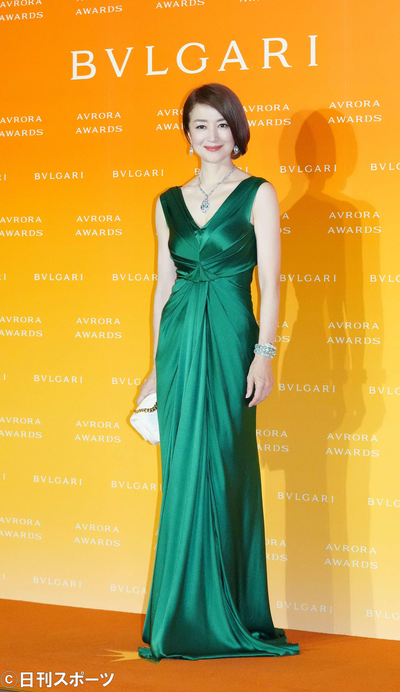 「BVLGARI AVRORA AWARDS 2021」ゴールデンカーペットセレモニーで写真に納まる鈴木京香（撮影・江口和貴）