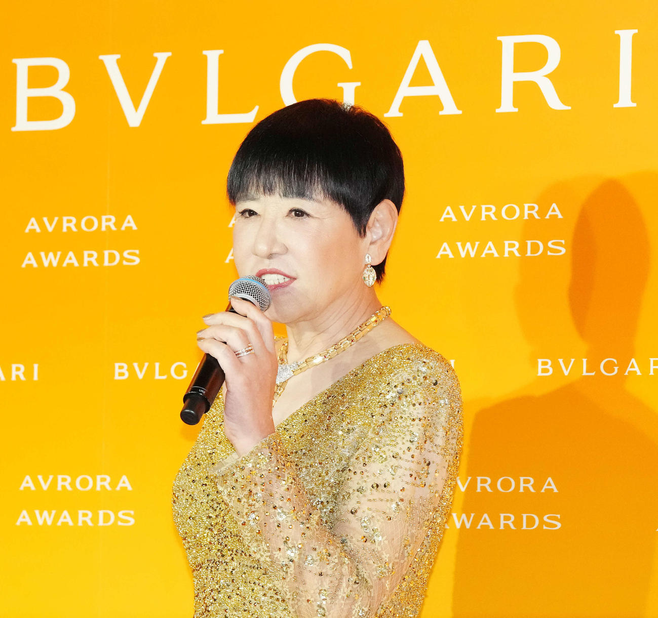 「BVLGARI AVRORA AWARDS 2021」ゴールデンカーペットセレモニーで質問に答える受賞者の和田アキ子（撮影・江口和貴）