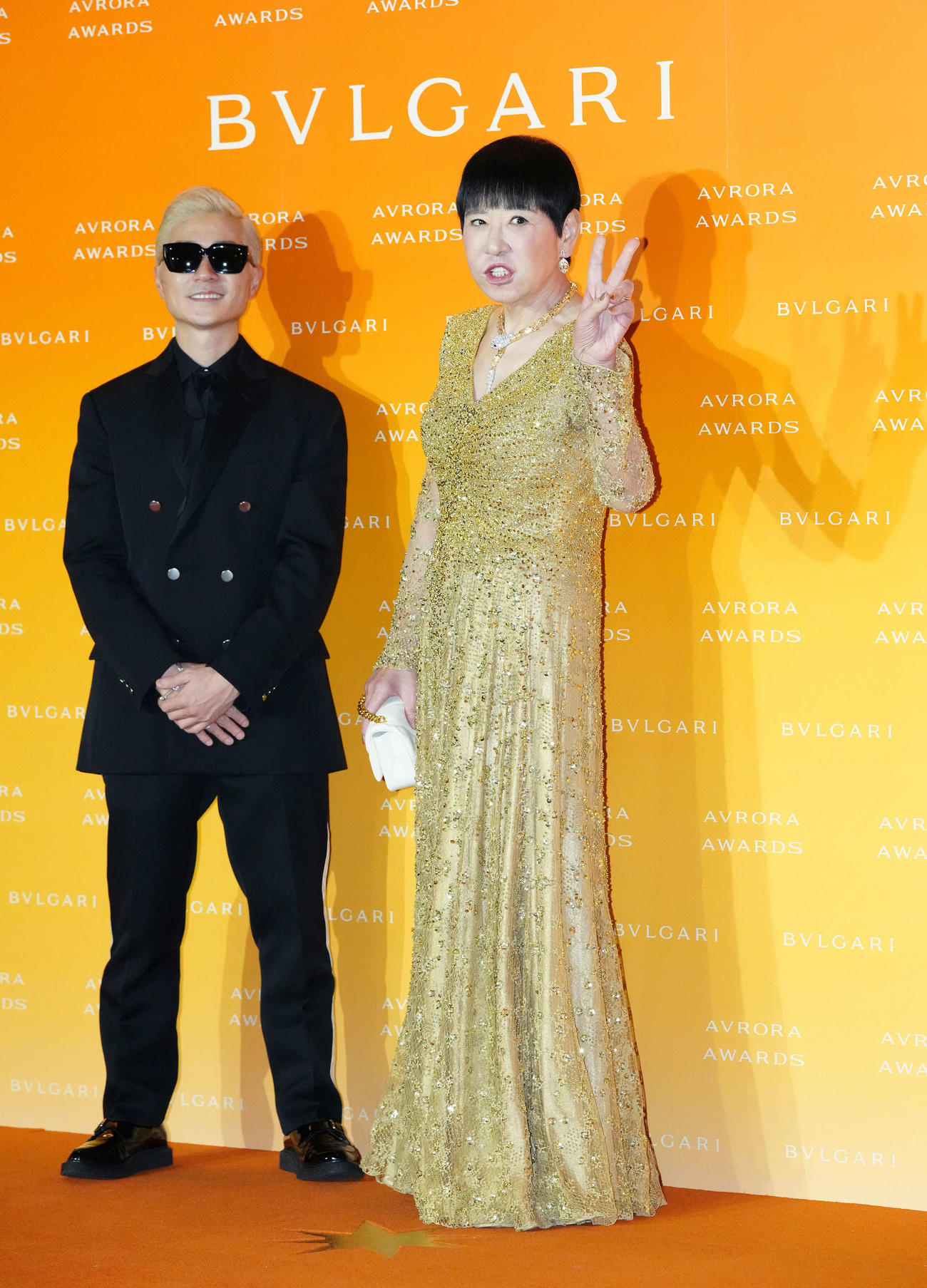 「BVLGARI AVRORA AWARDS 2021」ゴールデンカーペットセレモニーでピースサインを見せる和田アキ子。左はVERBAL（撮影・江口和貴）