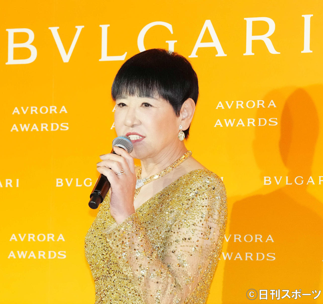 「BVLGARI AVRORA AWARDS 2021」ゴールデンカーペットセレモニーで質問に答える受賞者の和田アキ子（撮影・江口和貴）