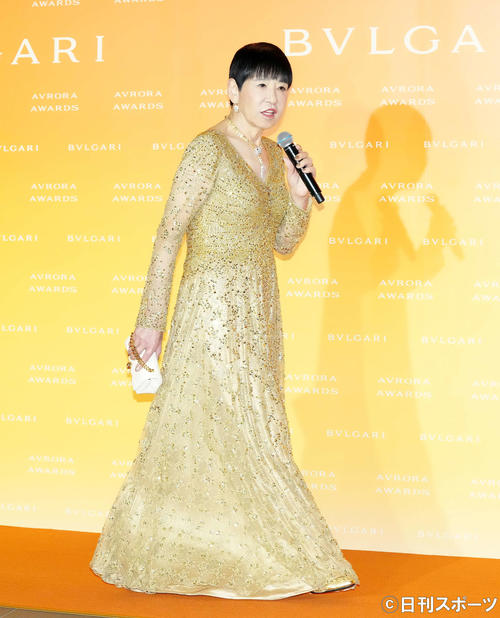 和田アキ子 ど派手な金色ドレスで登場 この衣装を着こなせる人はいない 芸能写真ニュース 日刊スポーツ