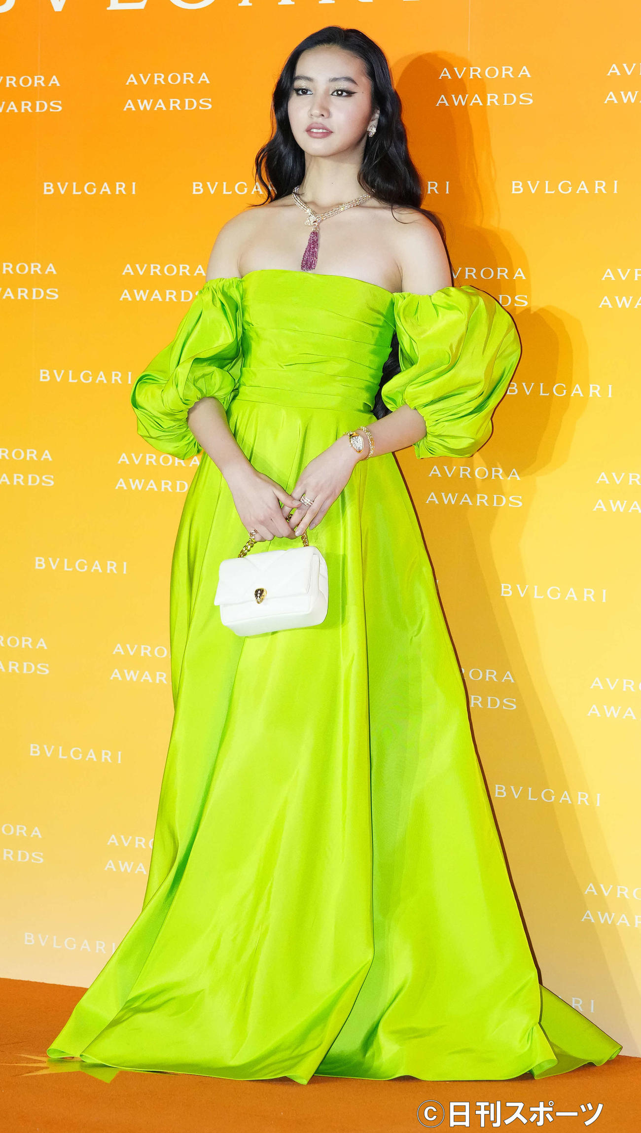 「BVLGARI AVRORA AWARDS 2021」ゴールデンカーペットセレモニーで写真に納まるKoki，（撮影・江口和貴）