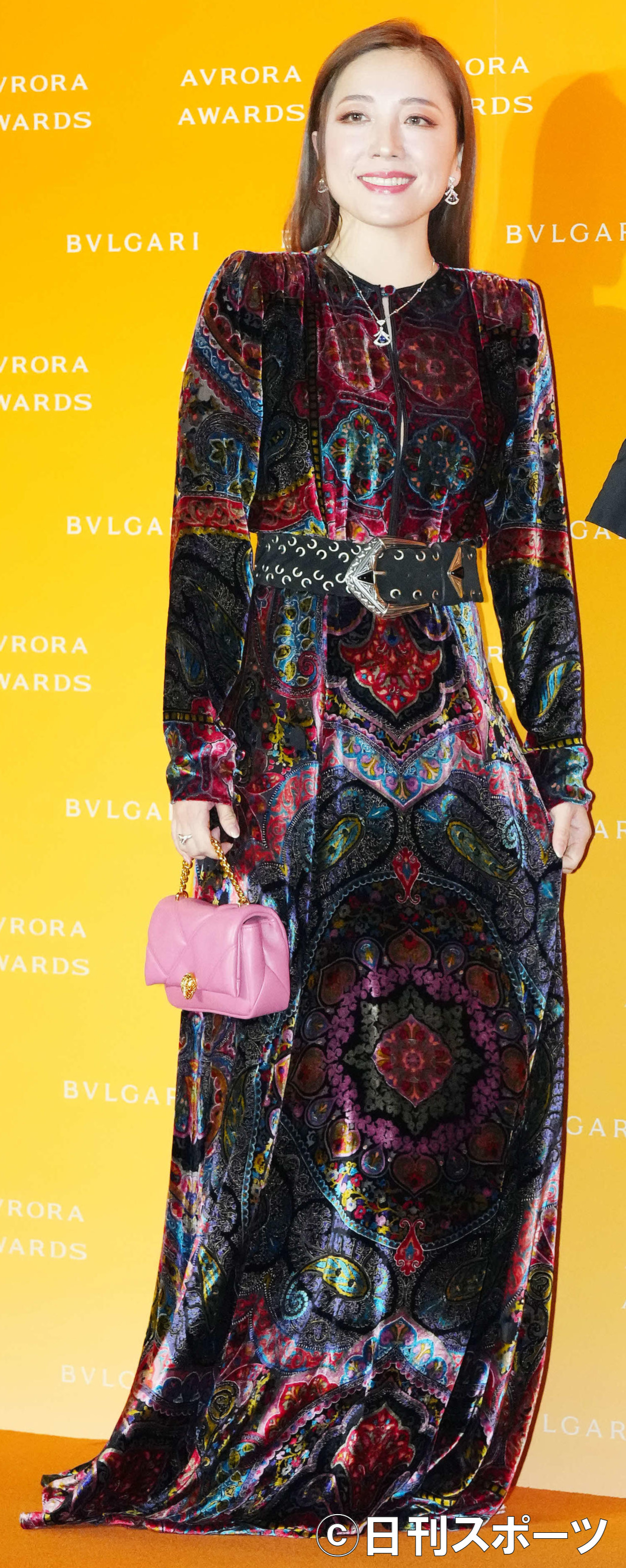 「BVLGARI AVRORA AWARDS 2021」ゴールデンカーペットセレモニーで写真に納まる平原綾香（撮影・江口和貴）