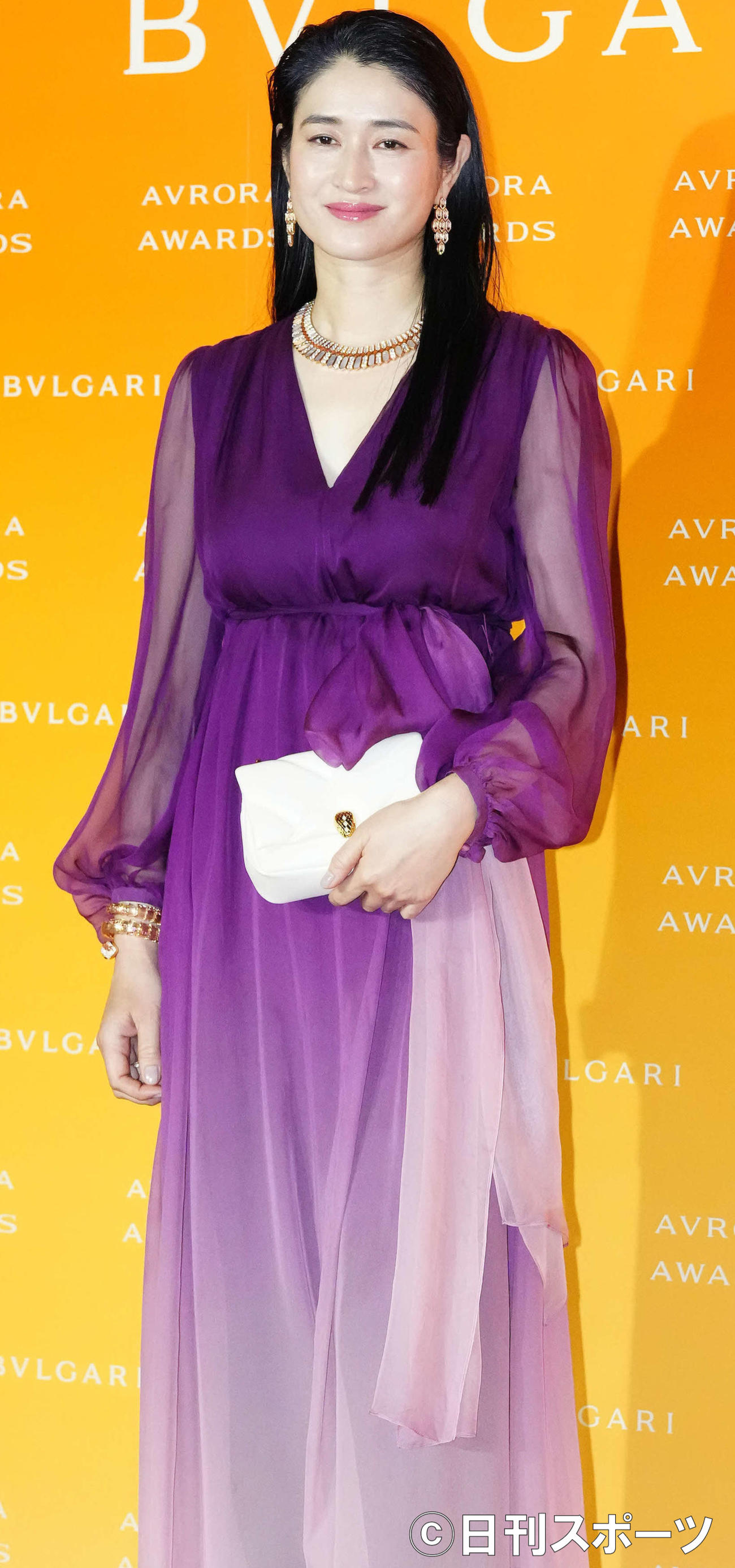 「BVLGARI AVRORA AWARDS 2021」ゴールデンカーペットセレモニーで写真に納まる小雪（撮影・江口和貴）
