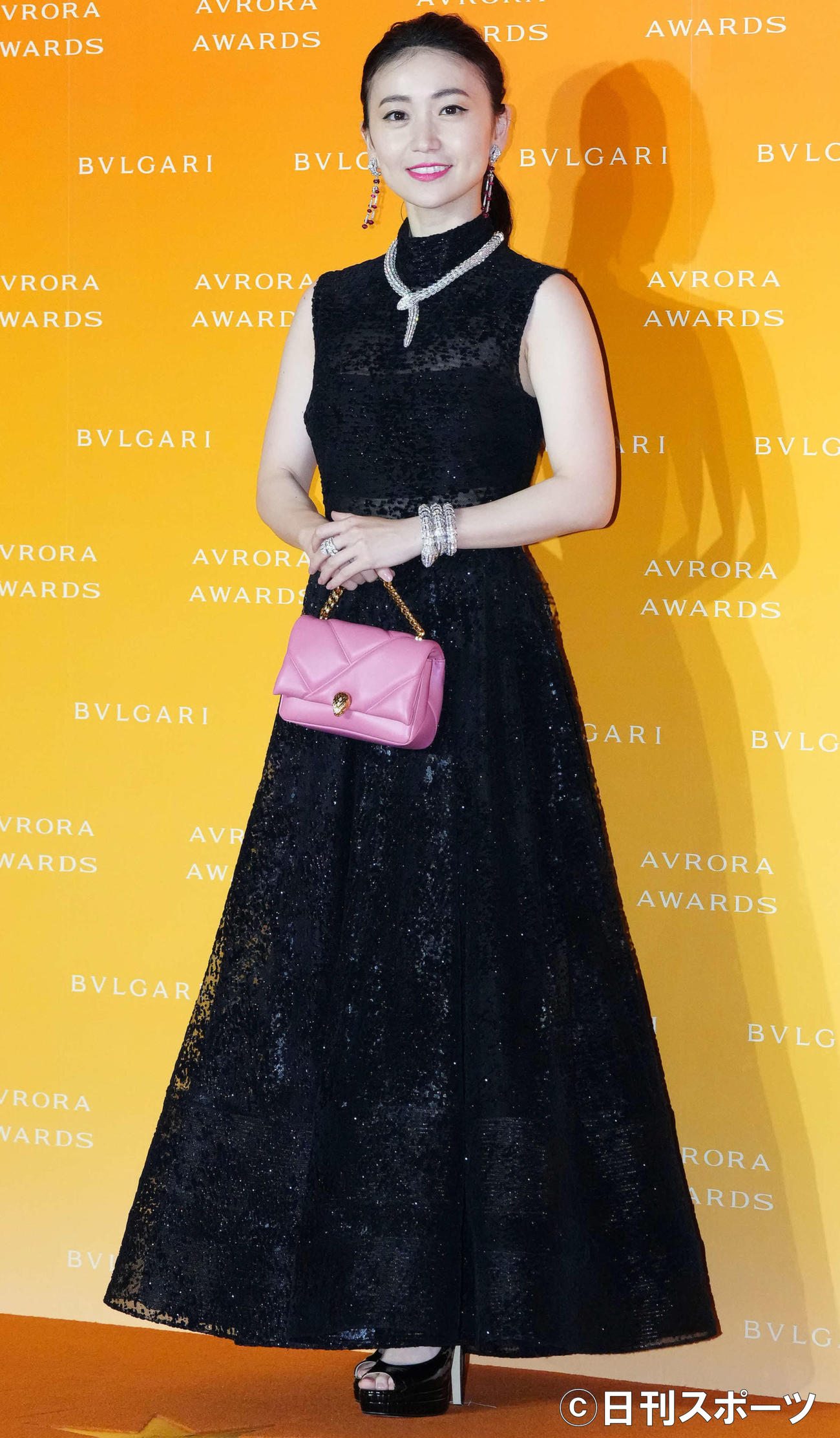 「BVLGARI AVRORA AWARDS 2021」ゴールデンカーペットセレモニーで写真に納まる大島優子（撮影・江口和貴）