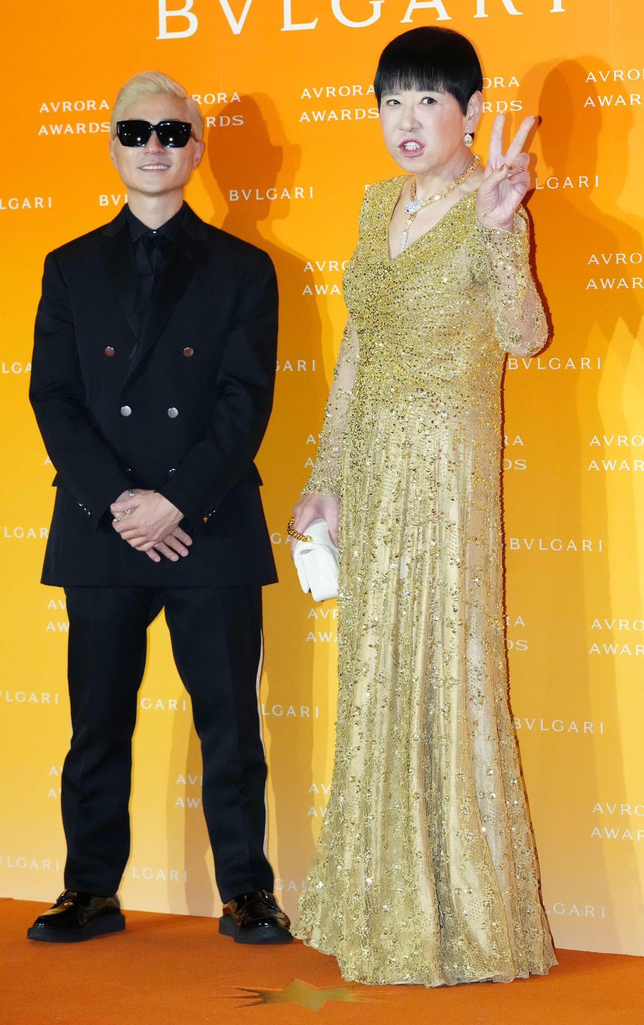 「BVLGARI AVRORA AWARDS 2021」ゴールデンカーペットセレモニーでピースサインを見せる和田アキ子。左はVERBAL（撮影・江口和貴）