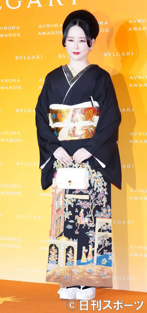 「BVLGARI AVRORA AWARDS 2021」ゴールデンカーペットセレモニーで写真に納まる漫画家東村アキコさん（撮影・江口和貴）