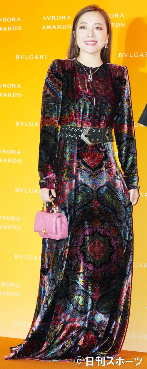 「BVLGARI AVRORA AWARDS 2021」ゴールデンカーペットセレモニーで写真に納まる平原綾香（撮影・江口和貴）