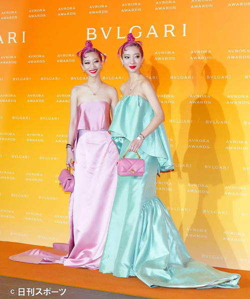 「BVLGARI AVRORA AWARDS 2021」ゴールデンカーペットセレモニーに臨むAMIAYA。左は姉のAYA、右は妹のAMI（撮影・江口和貴）