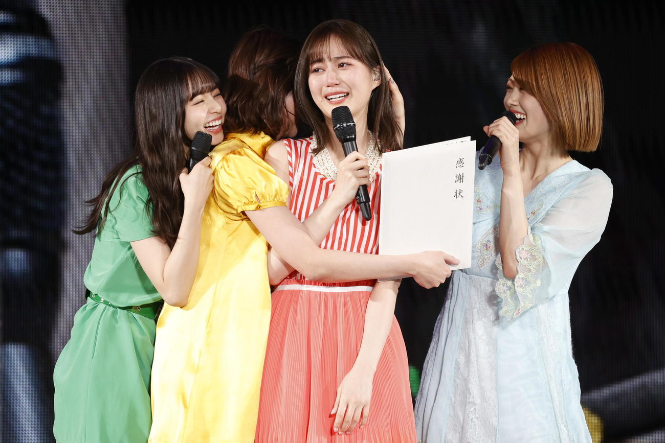 1期生から「感謝状」を受け取り涙する生田絵梨花（左から3人目）。左から齋藤飛鳥、和田まあや、1人おいて樋口日奈