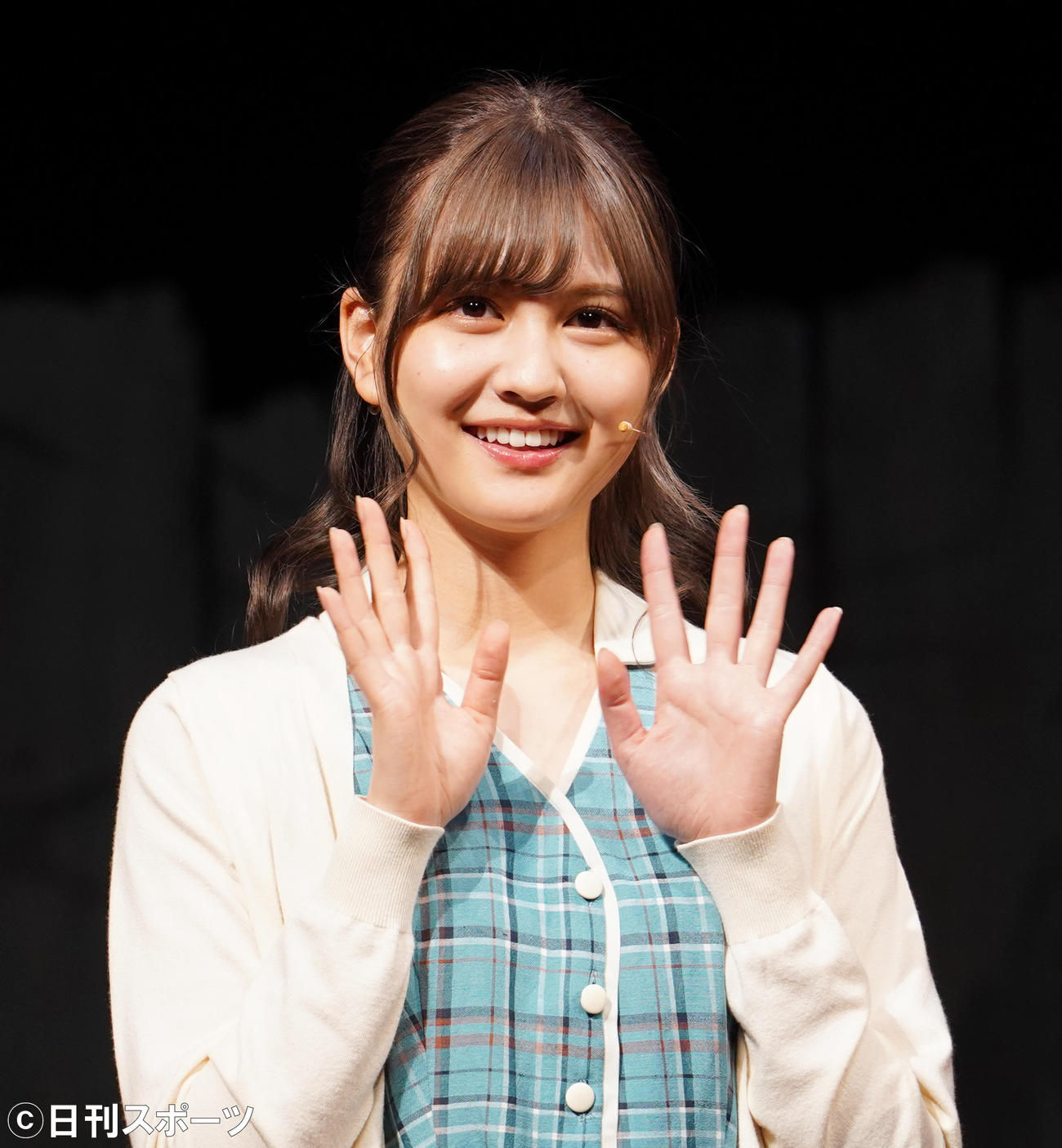 2021年10月　ミュージカル「October Sky　－遠い空の向こうに－」の初日前会見で、笑顔を見せる乃木坂46中村麗乃