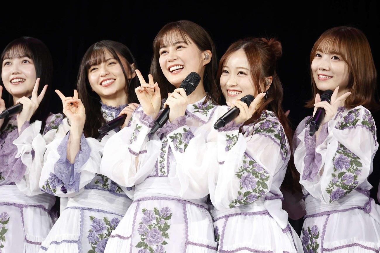 「乃木坂46　生田絵梨花　卒業コンサート」でパフォーマンスする、左から久保史緒里、齋藤飛鳥、生田絵梨花、星野みなみ、田村真佑