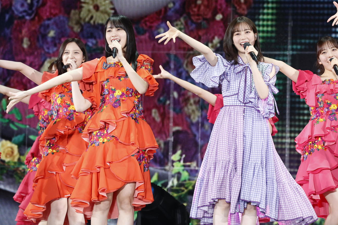 卒業コンサートで4期生と「I see…」を歌う生田絵梨花（中央右）。中央左は賀喜遥香