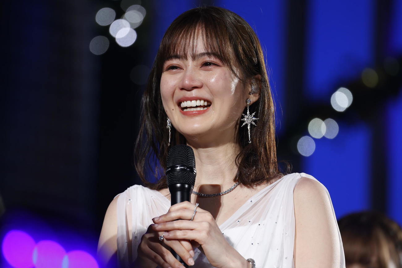 卒業コンサートで涙目で笑顔を見せる生田絵梨花