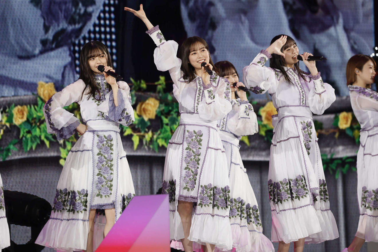 「乃木坂46　生田絵梨花　卒業コンサート」でパフォーマンスする、左から齋藤飛鳥、生田絵梨花、遠藤さくら
