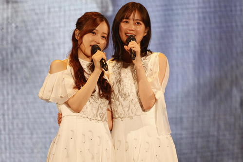 「ここじゃないどこか」を歌って涙目になる星野みなみ（左）と生田絵梨花