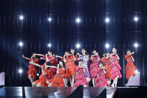 卒業コンサートで4期生と「I see…」を歌う生田絵梨花（中央）