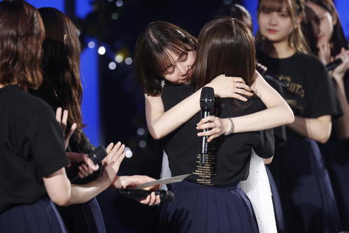 卒業コンサートで秋元真夏（手前）と抱き合う生田絵梨花