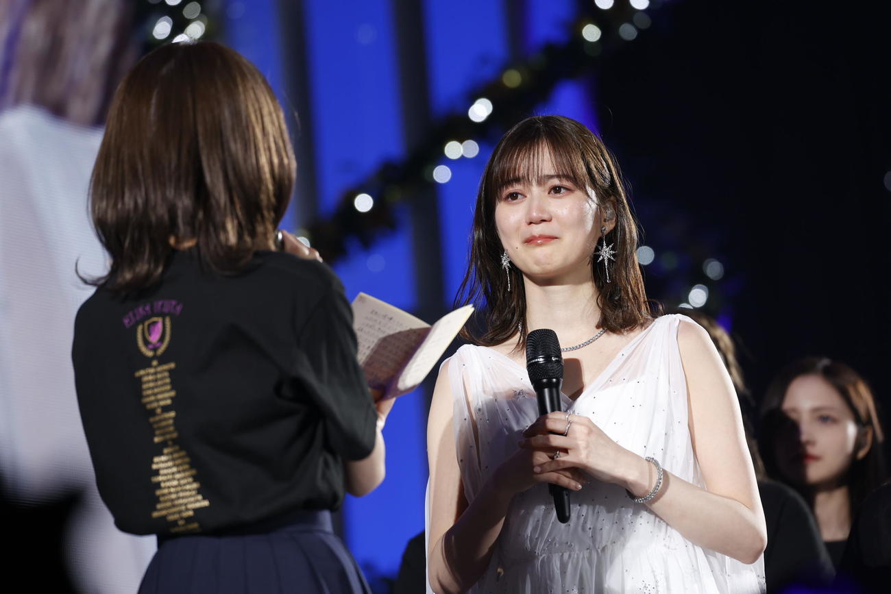手紙を読み上げる秋元真夏（左）を涙目で見つめる生田絵梨花