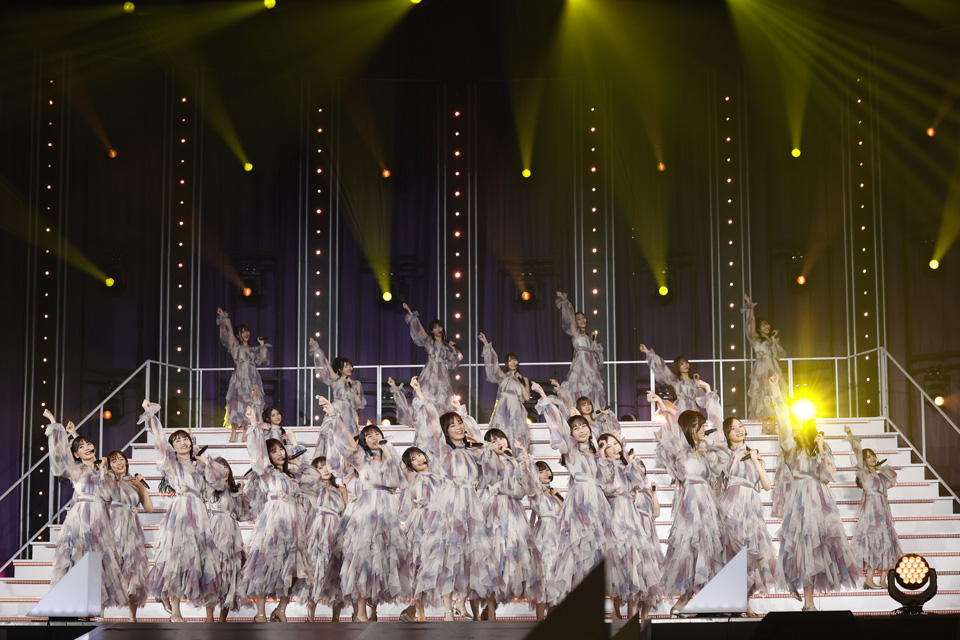 生田絵梨花の卒業コンサートでパフォーマンスする乃木坂46