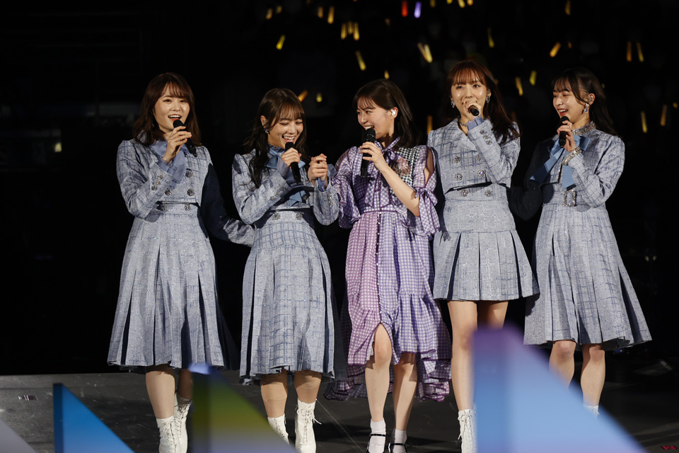 卒業コンサートで2期生と「アナスターシャ」を歌う生田絵梨花（中央）。左から山崎怜奈、北野日奈子、1人おいて新内眞衣、鈴木絢音