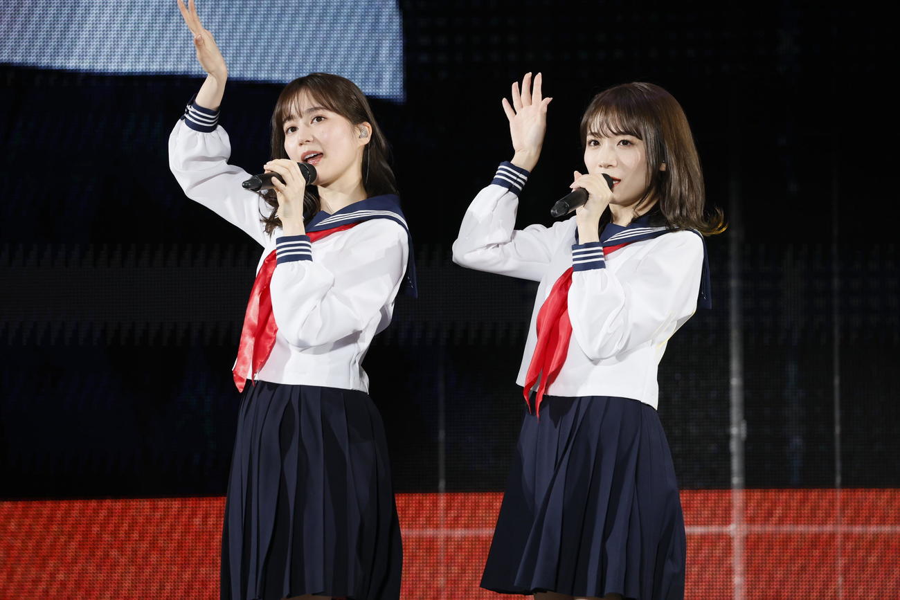 「無表情」を歌う生田絵梨花（左）と秋元真夏