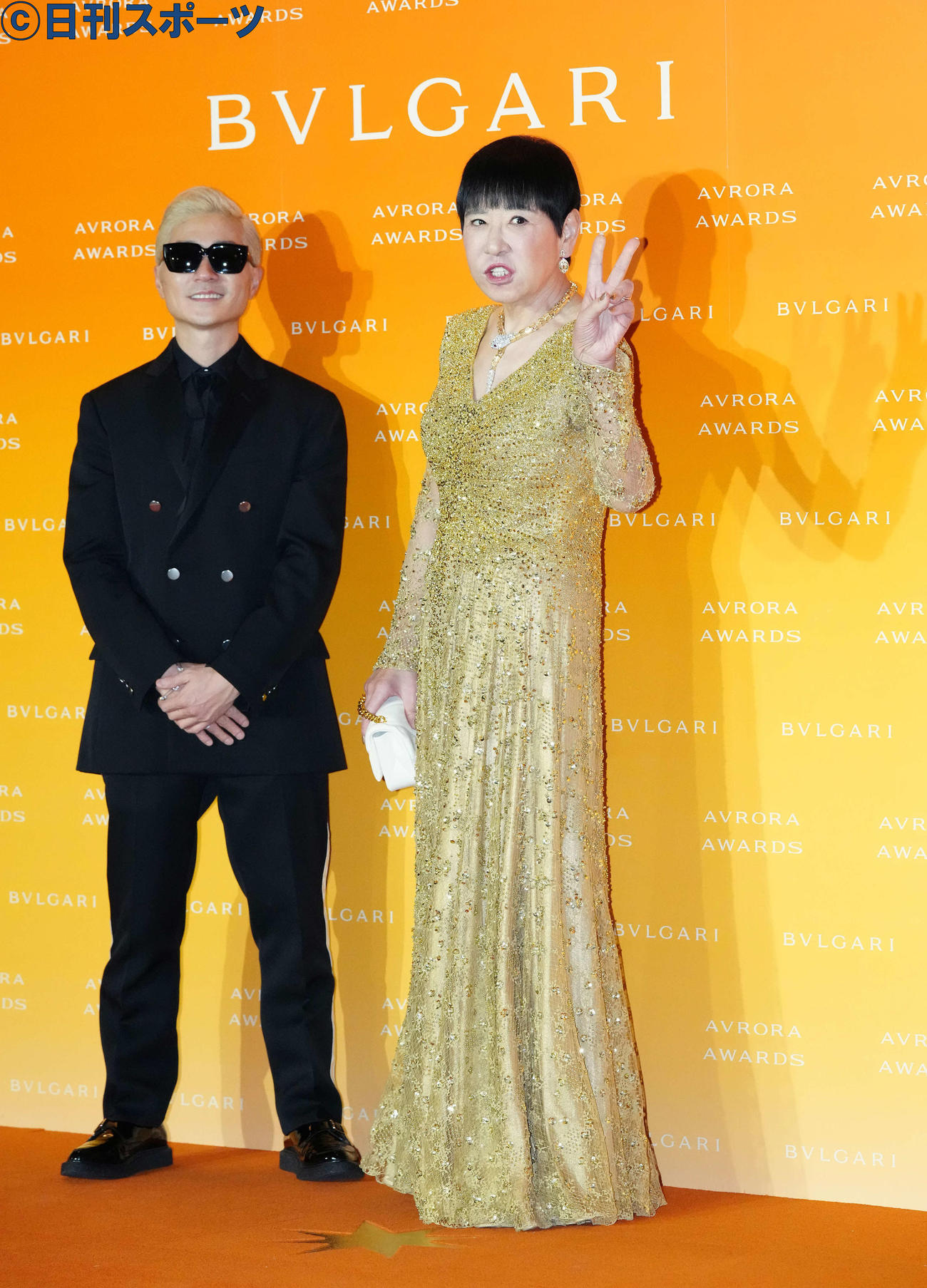 「BVLGARI AVRORA AWARDS 2021」ゴールデンカーペットセレモニーでピースサインを見せる和田アキ子。左はVERBAL（撮影・江口和貴）