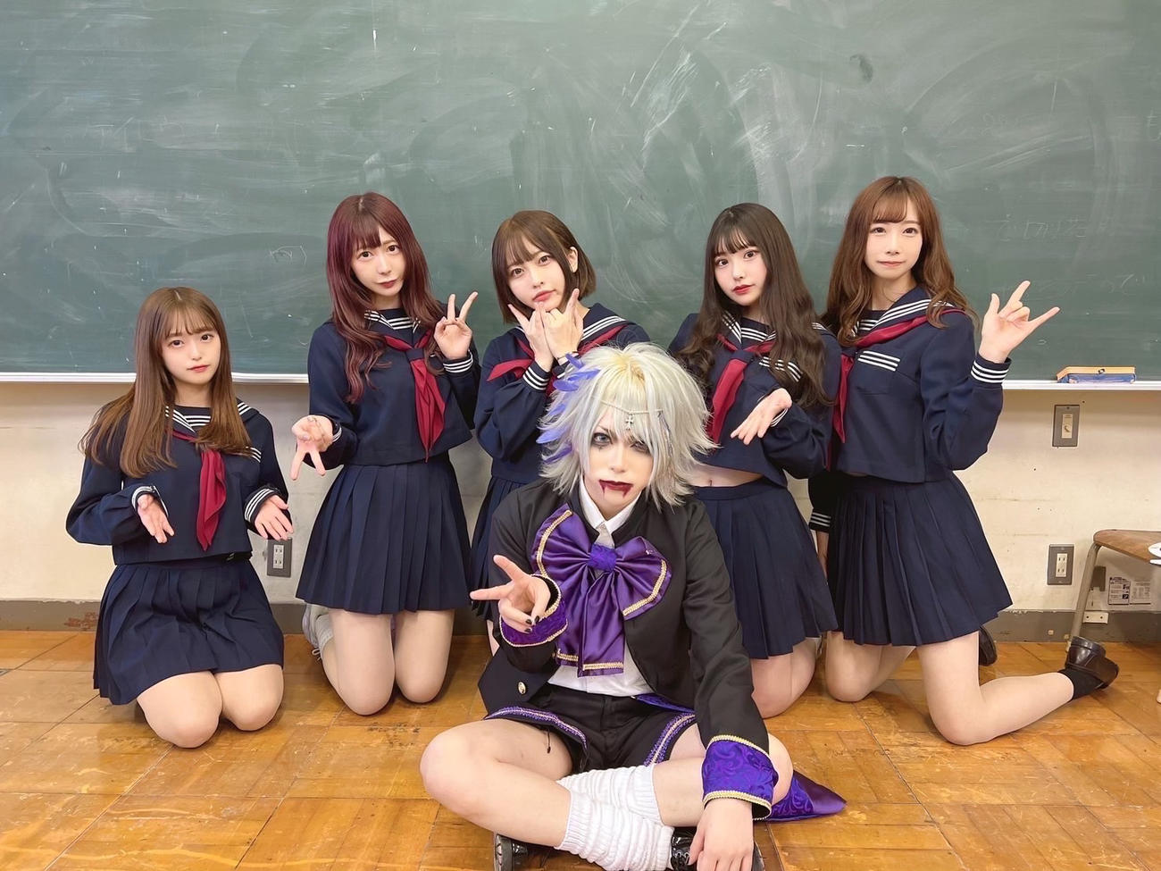 アイドルグループ「君に恋をした。」のメンバー（後方）とプロデューサーに就任したジャックケイパーのちょこ
