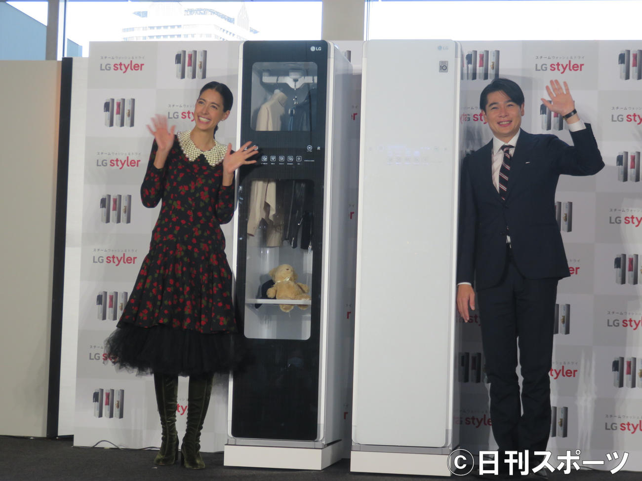 LGスタイラーの体験イベントに出席した森泉（左）と吉村崇