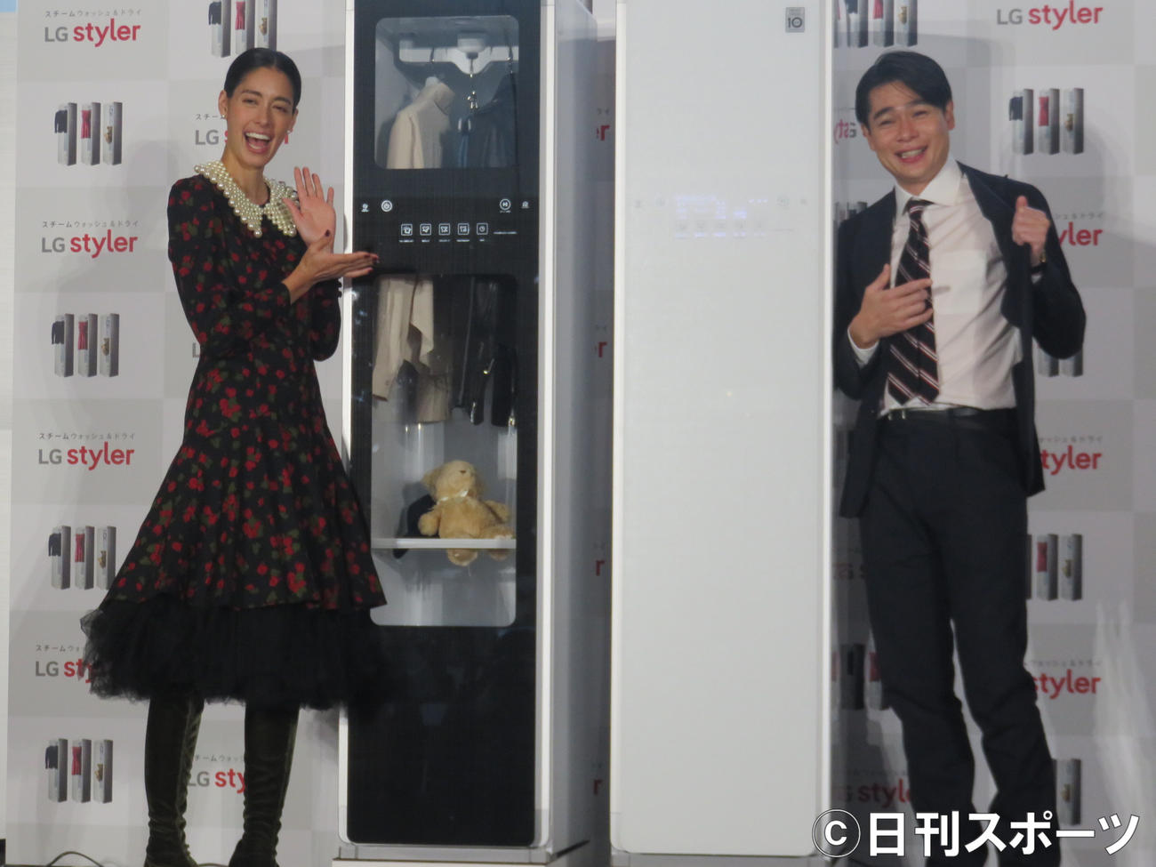 LGスタイラーの体験イベントに出席した森泉（左）と吉村崇