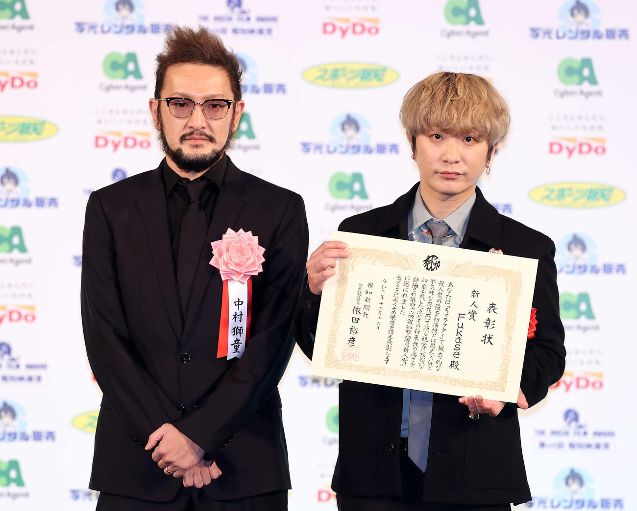 中村獅童（左）から表彰状を受け取り写真に納まるFukase（撮影・鈴木正人）