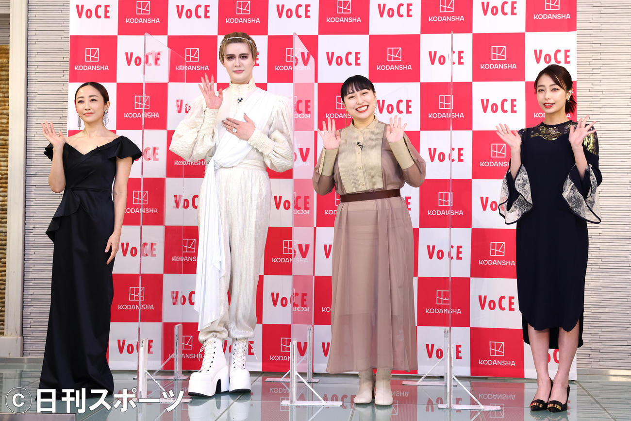 「VOCE　ベストコスメアワード2021」のイベントに登壇し写真に納まる、左から神崎恵、Matt、丸山礼、宇垣美郷（撮影・垰建太）