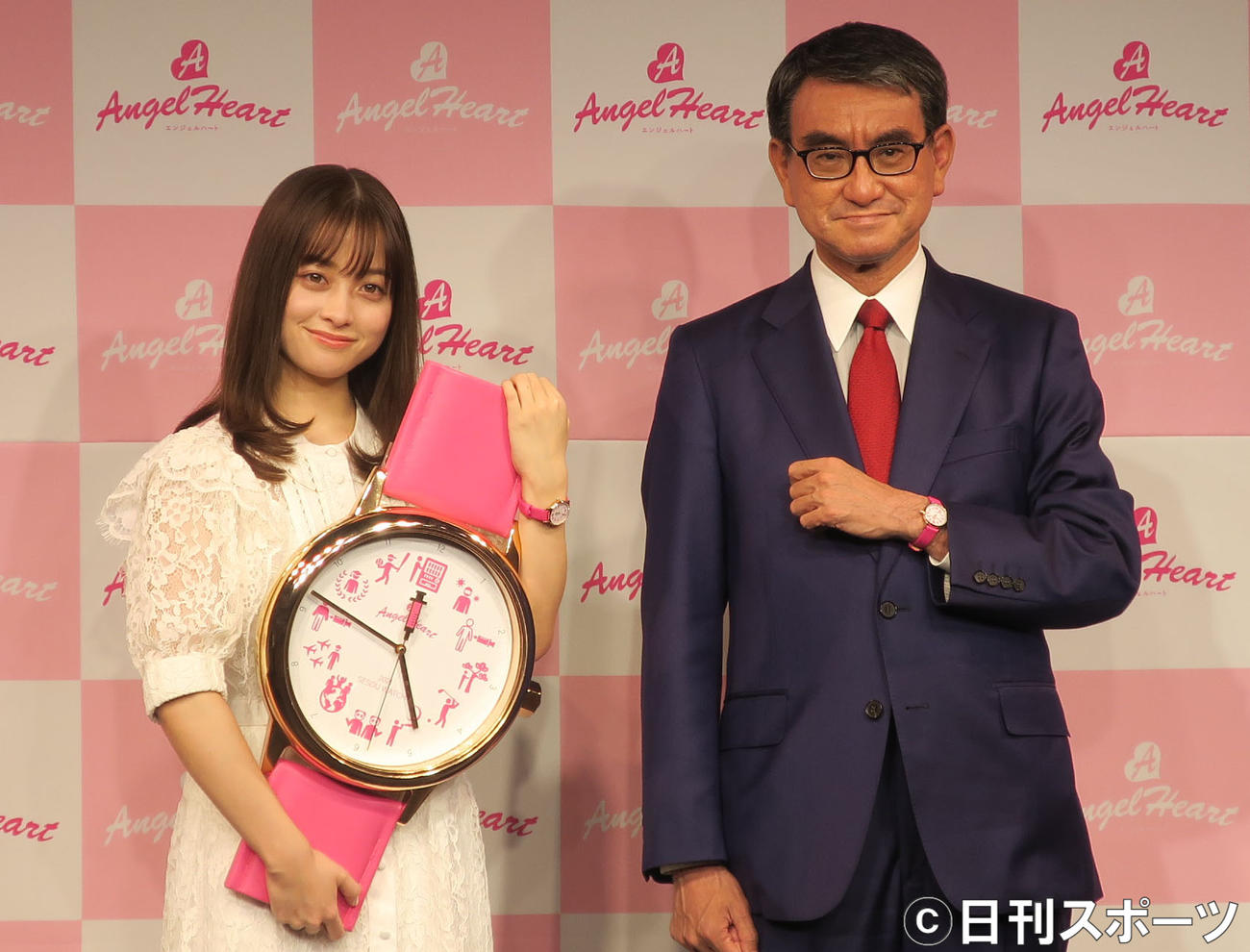 腕時計ブランド「エンジェルハート」のイベントで。左から、橋本環奈、河野太郎氏
