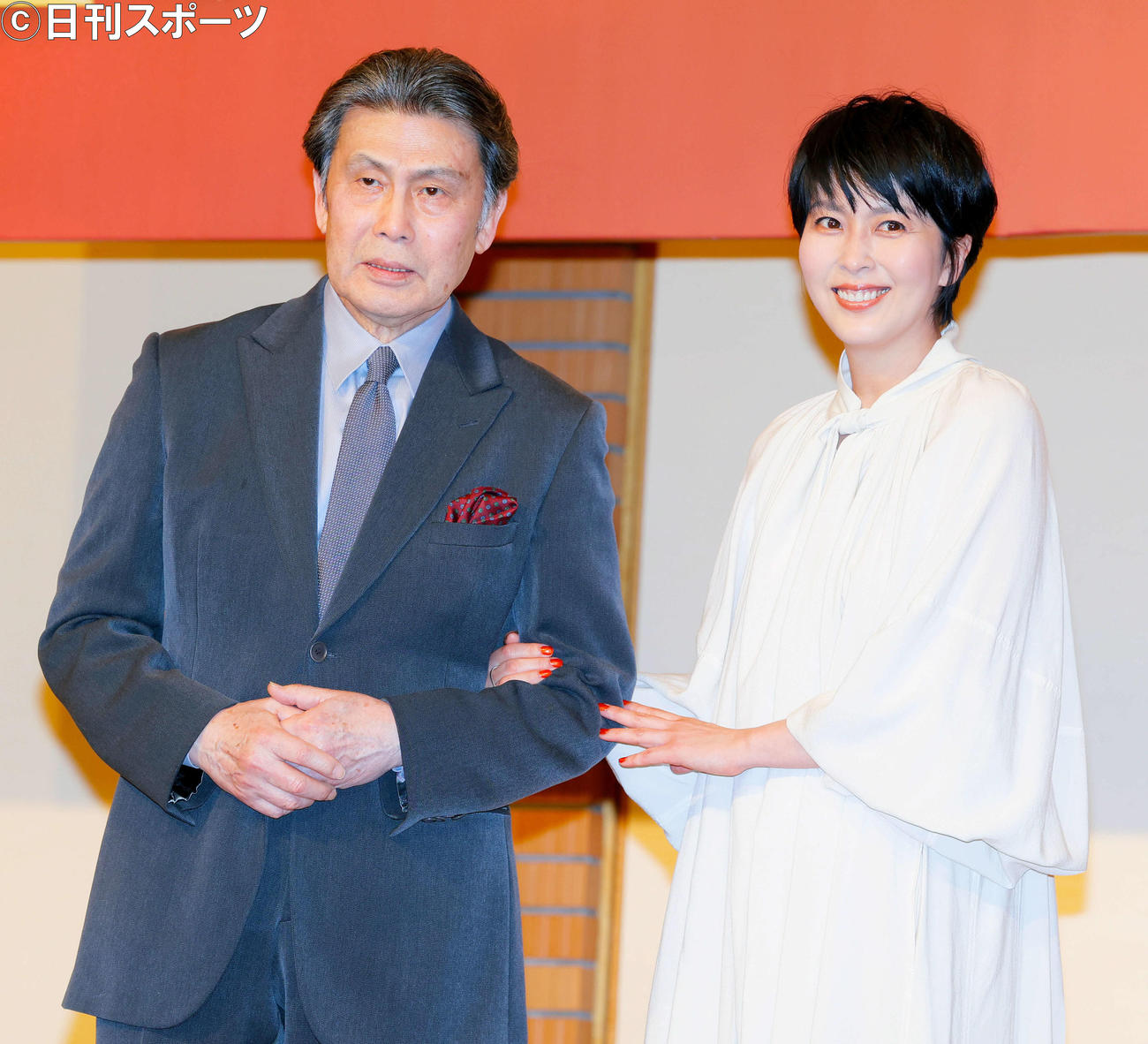 腕を組み写真に納まる松本白鸚（左）と松たか子（撮影・河田真司）
