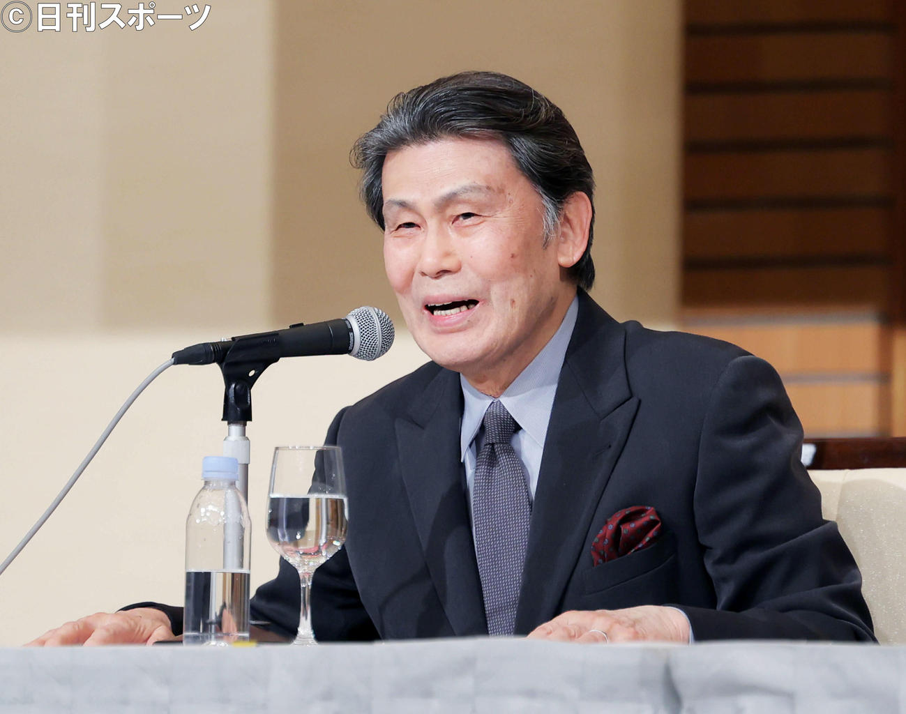 記者の質問に笑顔で答える松本白鸚（撮影・河田真司）