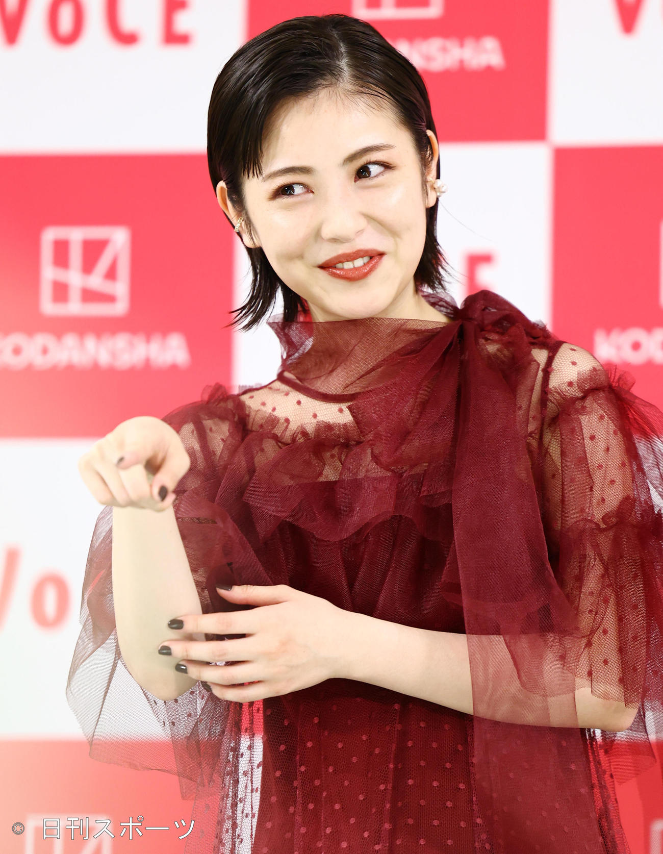 「VOCE　ベストコスメアワード2021」の特別賞「最も美しい人」に選ばれた浜辺美波はおどけた表情を見せる（撮影・垰建太）