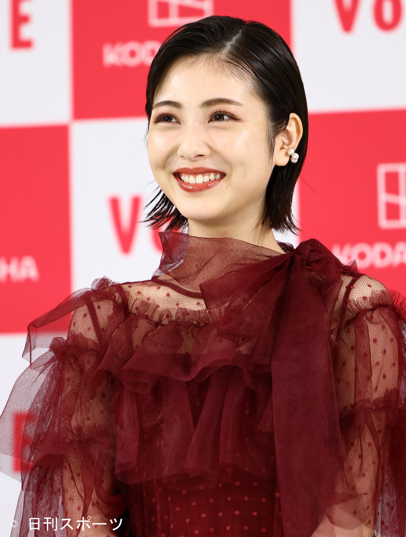 「VOCE　ベストコスメアワード2021」の特別賞「最も美しい人」に選ばれた浜辺美波は笑顔を見せる（撮影・垰建太）