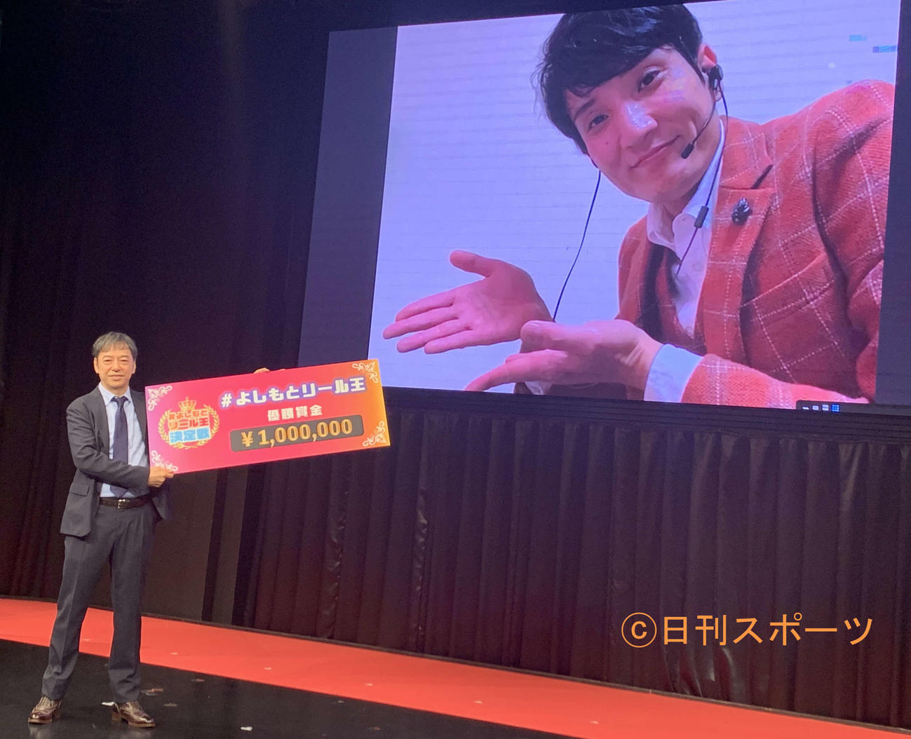 「第2回　＃よしもとリール王決定戦」の決勝大会で優勝したお笑いコンビ、ソラシドの本坊元児（後方画面）と審査委員長の板尾創路（撮影・松尾幸之介）