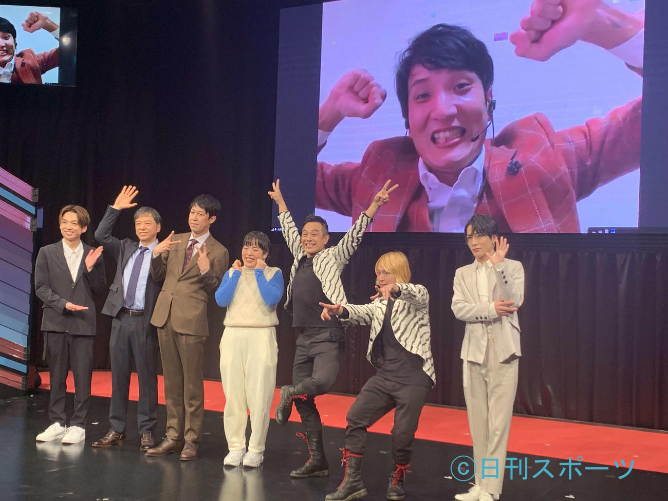 「第2回　＃よしもとリール王決定戦」の決勝大会で優勝したソラシドの本坊元児（後方画面）と前列左からMCのアインシュタインの河井ゆずる、板尾創路、小籔千豊、ゆりやんレトリィバァ、GABEZのMASAとhitoshi、OCTPATHの高橋わたる（撮影・松尾幸之介）