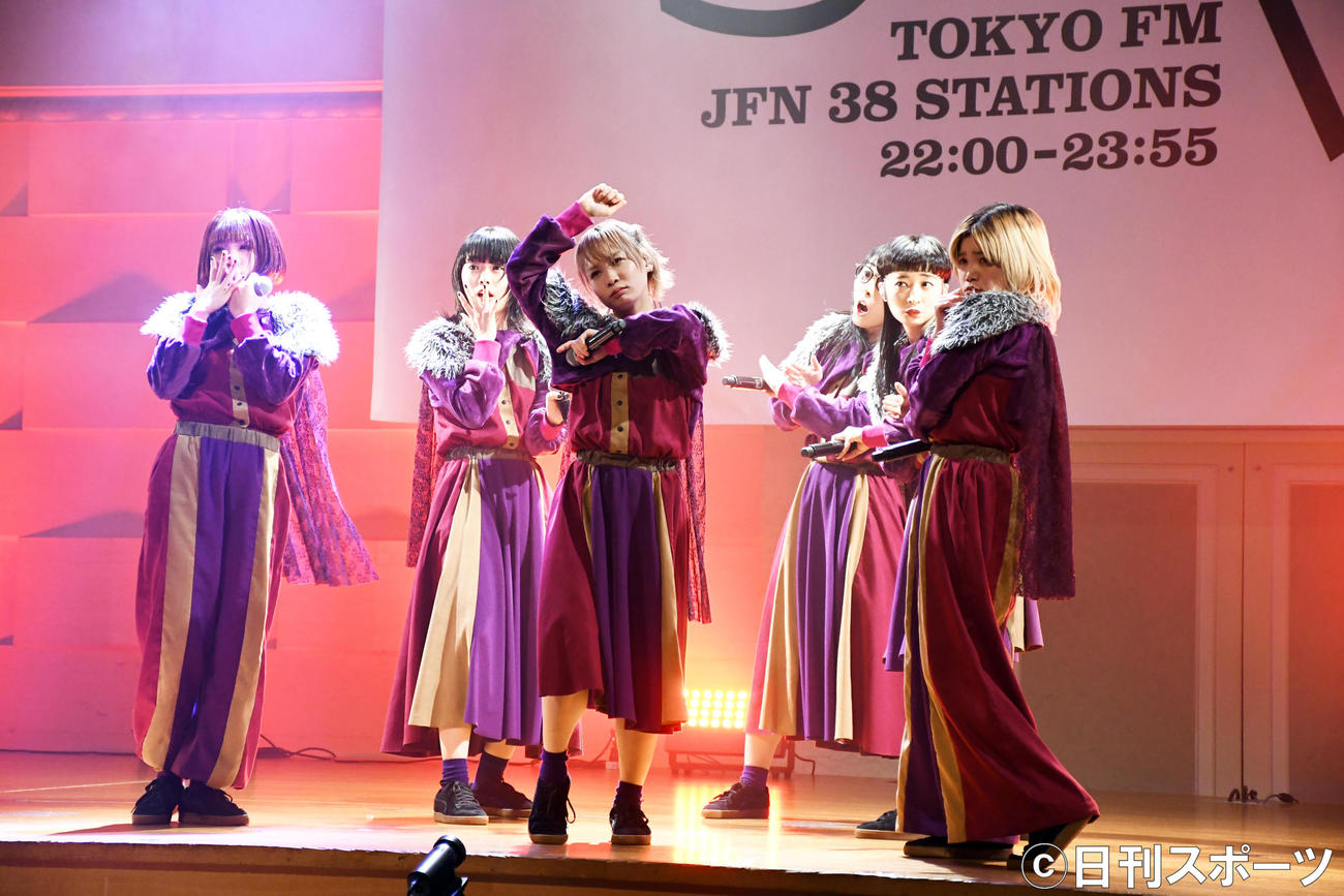 BiSH。左からアユニ・D、アイナ・ジ・エンド、モモコグミカンパニー、ハシヤスメ・アツコ、リンリン、セントチヒロ・チッチ（2020年3月22日撮影）