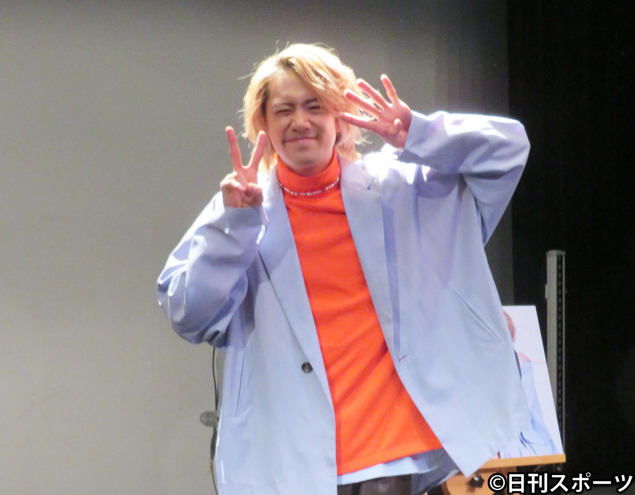 24歳を迎え指で「24」を表す前川優希（撮影・村上幸将）